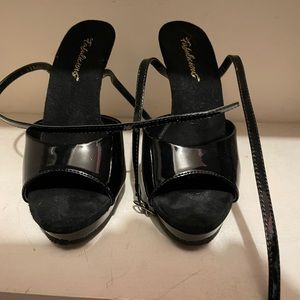 Fabulicious Lip Black Heels, size 8